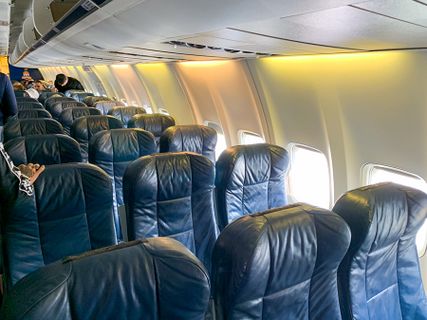 Cayman Airways Economy всередині фото