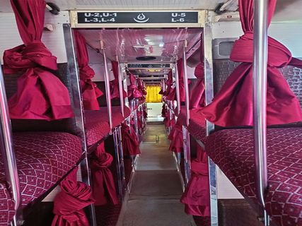 Shri Sainath Travels Devanshi AC Sleeper Innenraum-Foto