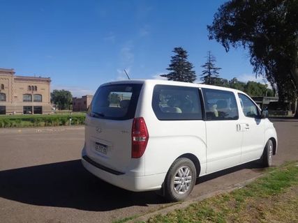 Operadores Mendoza Viajes Minivan didalam foto