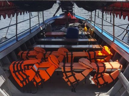 Koh Ngai Camping Long Tail Boat 3pax Innenraum-Foto