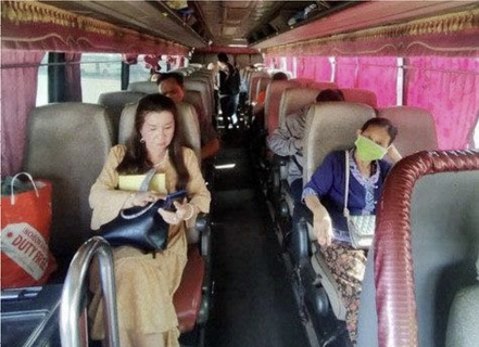 Chit Prasong Van + Local Bus داخل الصورة