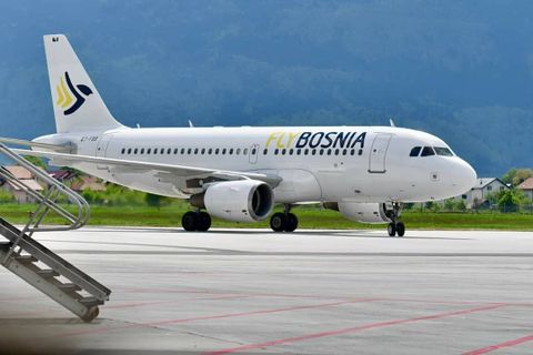 FlyBosnia Economy Diluar foto