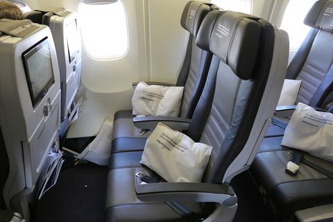 Icelandair Economy didalam foto
