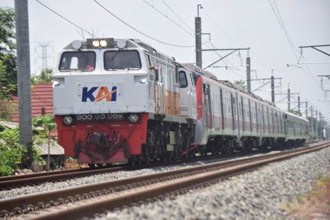 Kereta API Indonesia BIS K عکس از خارج