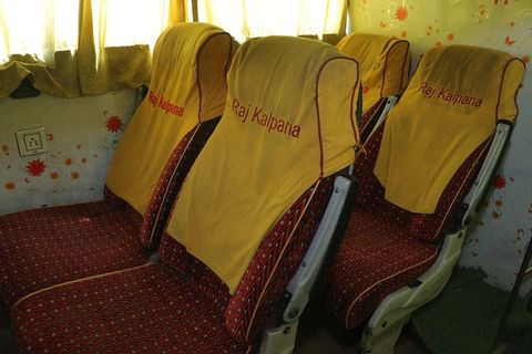 Raj Kalpana Travels AC Seater Innenraum-Foto