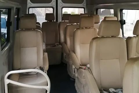 Green Gold Comfort Minivan dalam foto
