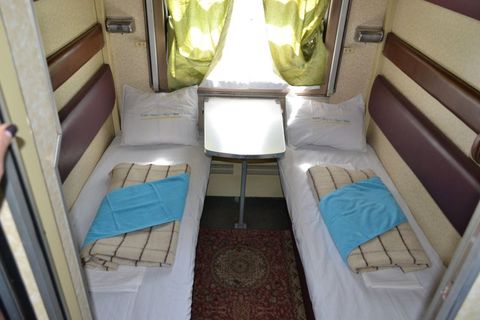 Kazakhstan Railways 1st Class Sleeper всередині фото