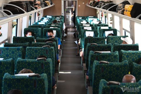 Duc Duong Bus Bus + Train تصویر درون