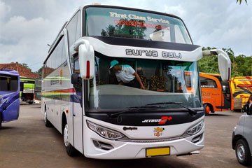 Bus Surya Bali Express Utomhusfoto