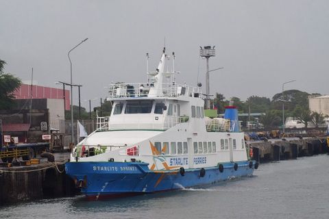 Starlite Ferries Tourist dalam foto