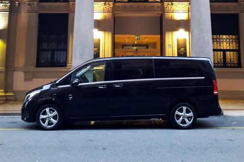 Decus Luxury Minivan 6pax buitenfoto