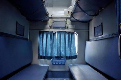 Indian Railways IR 2A - AC 2-Tier Sleeper Inomhusfoto