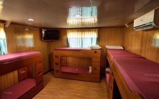 Roble Shipping Shared Cabin didalam foto