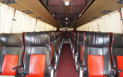 Orange Tours And Travels AC Seater Innenraum-Foto
