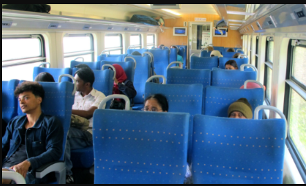Sri Lanka Railway Second Class didalam foto