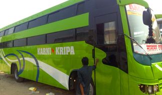 Karni Kripa Tours Travels AC Sleeper 外観