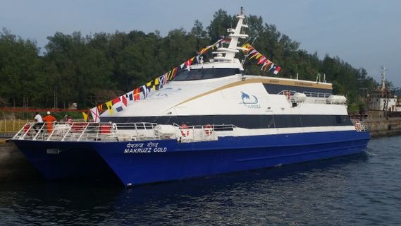 Makruzz Ferry Premium Class outside photo