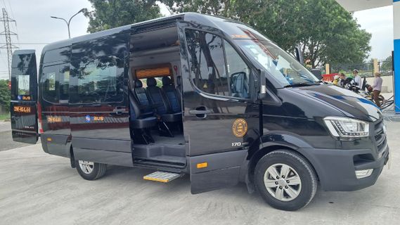 Techbus VN JSC Ford 16 Express Utomhusfoto