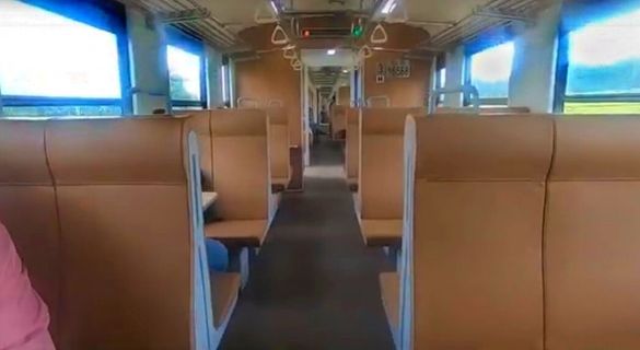 Sri Lanka Railways Third Class Reserved Seats dalam foto