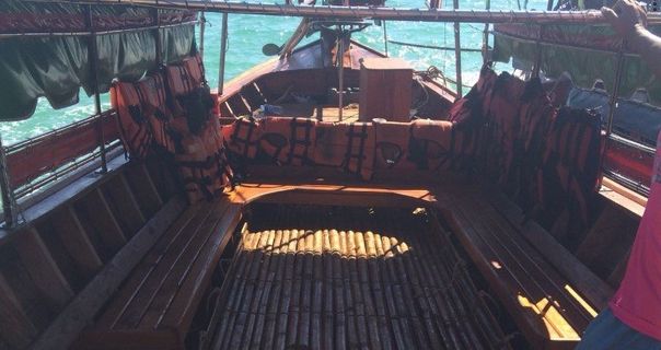 Koh Ngai Camping Long Tail Boat 9pax 内部の写真