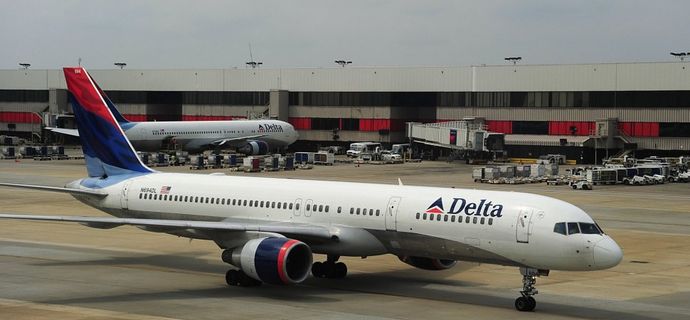 Delta Air Lines Economy outside photo