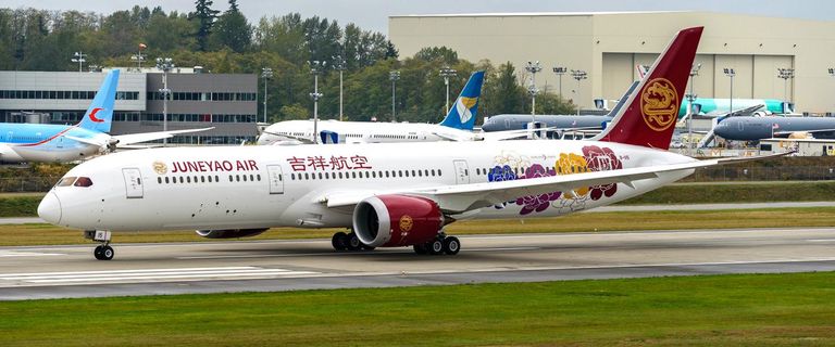 Juneyao Airlines Economy outside photo